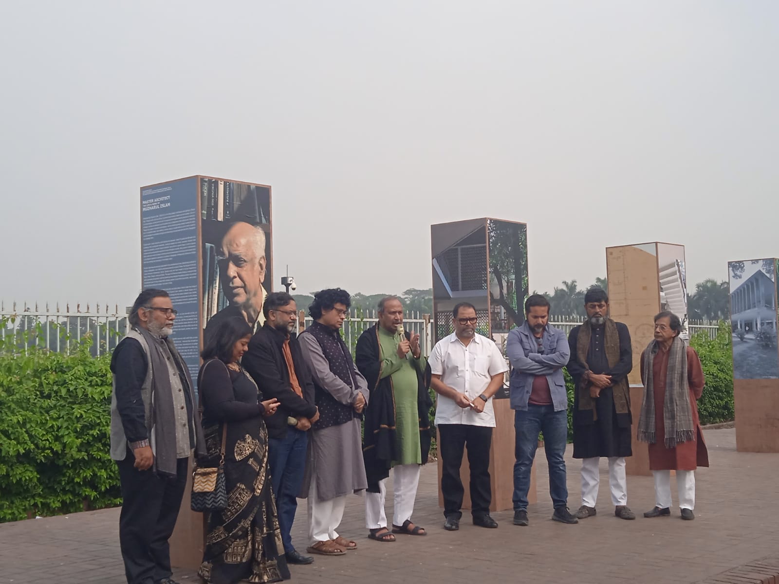 স্থাপত্যাচার্য মাজহারুল ইসলামের শততম জন্মবার্ষিকীতে মানিক মিয়া এভিনিউর খোলা চত্বরে চলছে এক প্রদর্শনী