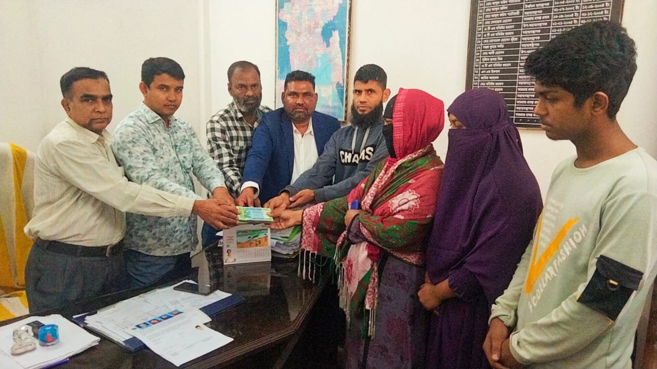 দাউদকান্দিতে সড়ক দূর্ঘটনায় নিহত সোনালী আঁশ ইন্ডাস্ট্রিজ লিমিটেডের শ্রমিকের পরিবারকে অর্থিক সহযোগিতা প্রদান