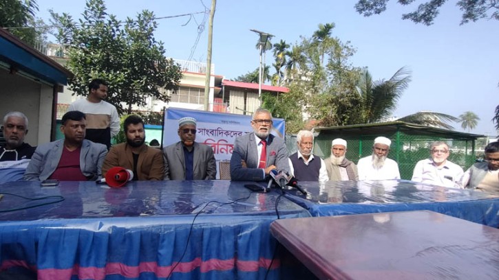 দাউদকান্দিতে সাংবাদিকদের সঙ্গে উপজেলা চেয়ারম্যানের মতবিনিময় সভা