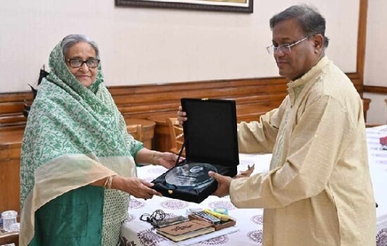 প্রধানমন্ত্রীর হাতে অ্যাওয়ার্ড তুলে দিলেন তথ্যমন্ত্রী