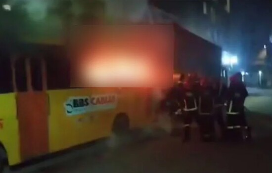 রাজধানীতে বাসে আগুন