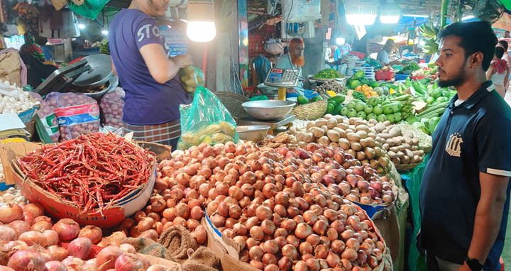 ফের অস্থিরতা, একদিনের ব্যবধানে পেঁয়াজের দাম বাড়ল ১২০ টাকা!