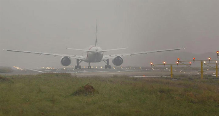 ঘন কুয়াশায় শাহজালাল বিমানবন্দরে নামতে পারেনি ১২ ফ্লাইট