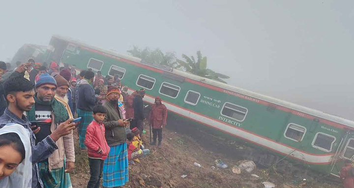 নাশকতায় গাজীপুরে ট্রেনের ৭ বগি লাইনচ্যুত, নিহত ১