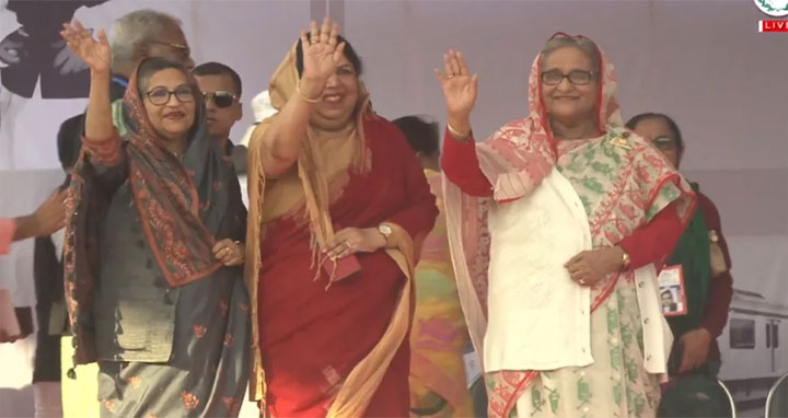 পীরগঞ্জের জনসভা মঞ্চে শেখ হাসিনা