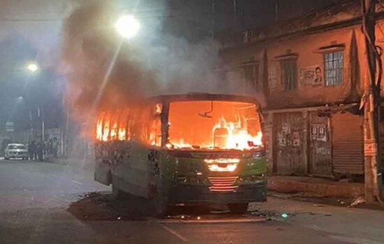 রাজধানীর ডেমরায় বাসে আগুন