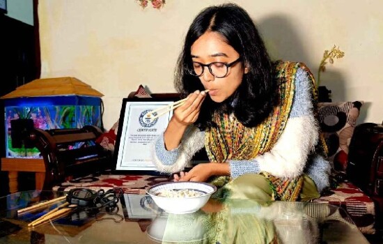 মিনিটে ২৭টি ভাত খেয়ে বিশ্বরেকর্ড বাংলাদেশের নিপা