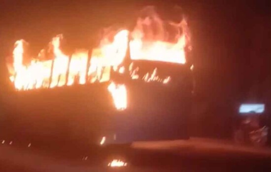 যশোরে চলন্ত বাসে আগুন