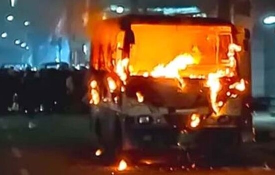 চট্টগ্রামে নির্বাচনী সরঞ্জামবাহী বাসে আগুন