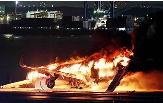টোকিওতে যাত্রীবাহী বিমানে ভয়াবহ আগুন