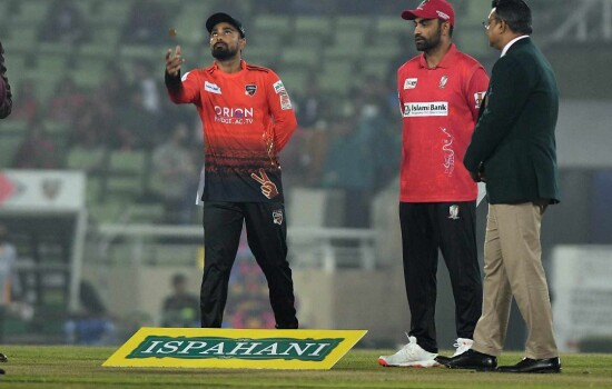 টস জিতে ফিল্ডিংয়ে কুমিল্লা ভিক্টোরিয়ান্স