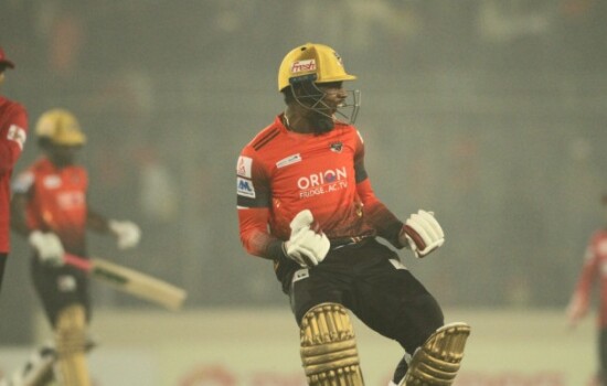 শ্বাসরুদ্ধকর লড়াইয়ে শেষ ওভারে জিতল কুমিল্লা