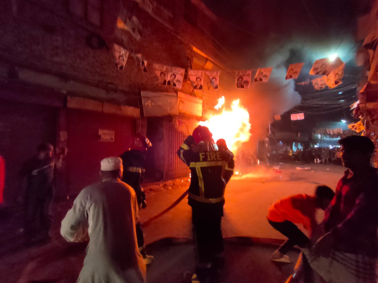 পুরান ঢাকার নাজিরাবাজারে দোকানে অগ্নিকাণ্ড