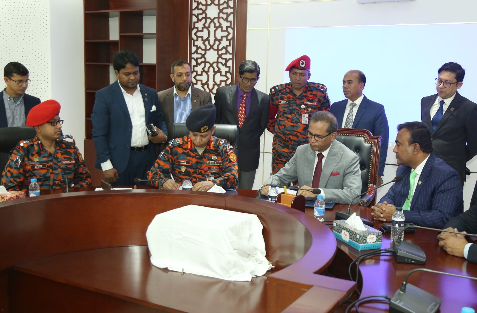 অগ্নিনিরাপত্তা জোরদারে ফায়ার সার্ভিসের সাথে প্রাথমিক শিক্ষা অধিদপ্তরের সমঝোতা স্বাক্ষরিত