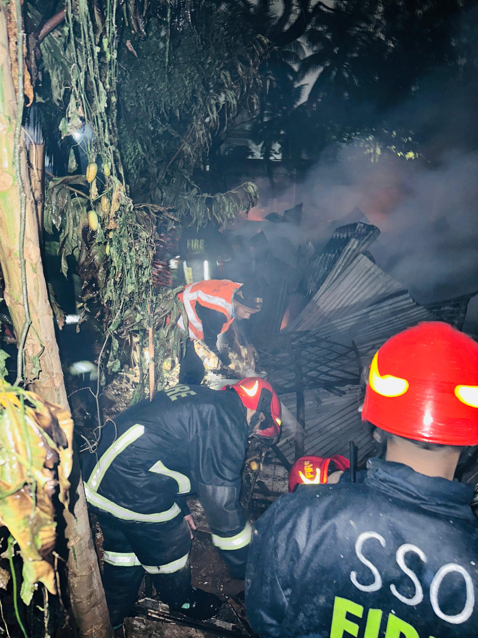 মোল্লাবাড়ি বস্তিতে আগুন, নিয়ন্ত্রণে কাজ করছে ফায়ার সার্ভিসের ১০ ইউনিট