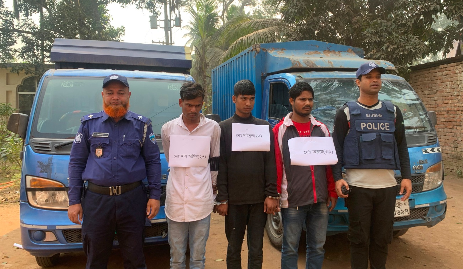 ক্রেতা সেজে ২টি চোরাই কভার্ড ভ্যান উদ্ধারসহ আন্তজেলা গাড়িচোর সিন্ডিকের ৩ সদস্য আটক।
