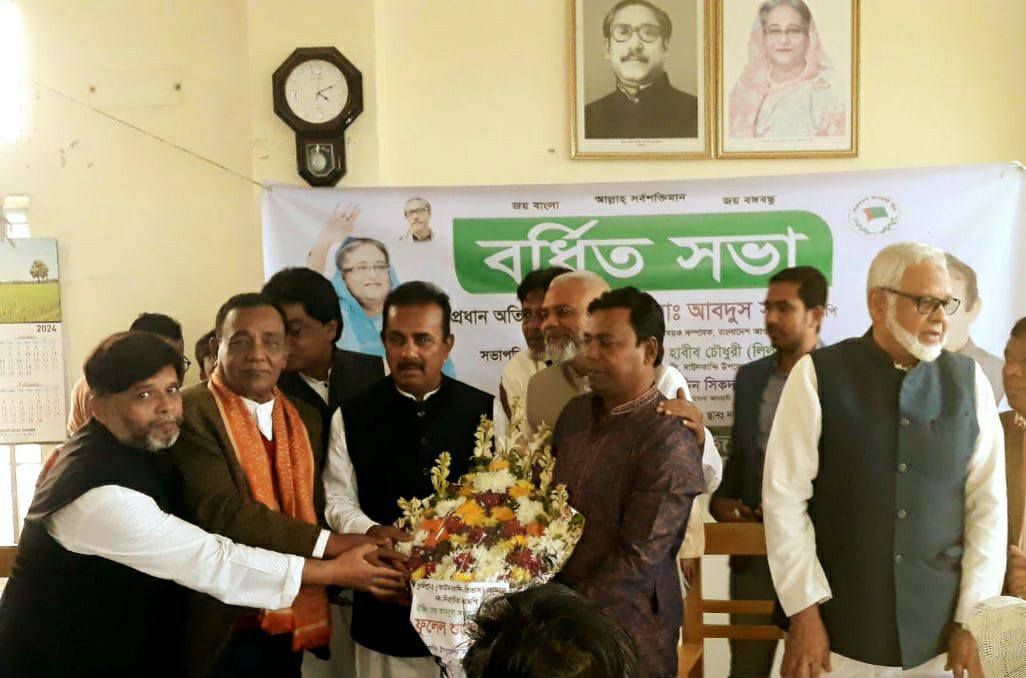 দাউদকান্দিতে আওয়ামীলীগের বর্ধিত সভায় নতুন এমপিকে সংবর্ধনা