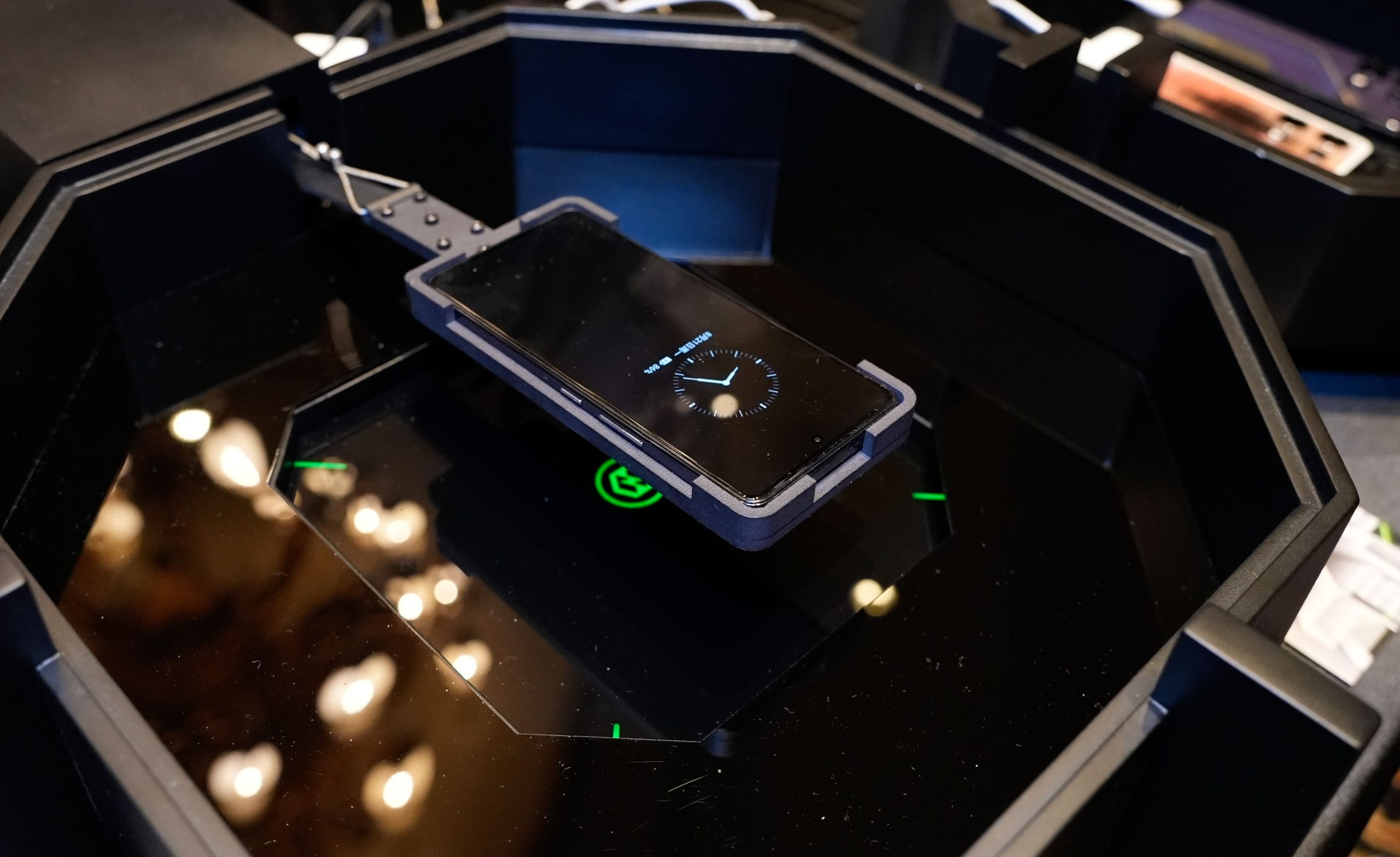 সিইএস ২০২৪: স্মার্ট ডিভাইস চার্জ হবে ৮ ইঞ্চি দূর থেকেই