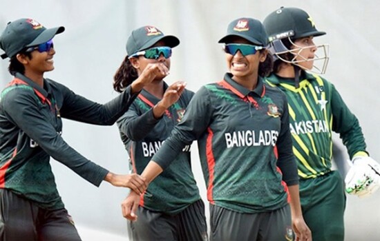 পাকিস্তানকে হারিয়ে বাংলাদেশের চারে চার