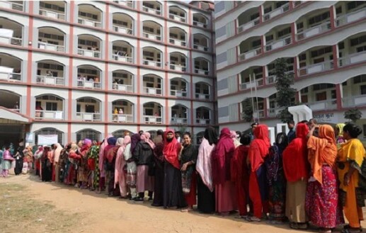 বনানী মডেল স্কুল: বিদেশি পর্যবেক্ষক আসার আগে হঠাৎ দীর্ঘ লাইন, চলে যেতেই ফাঁকা