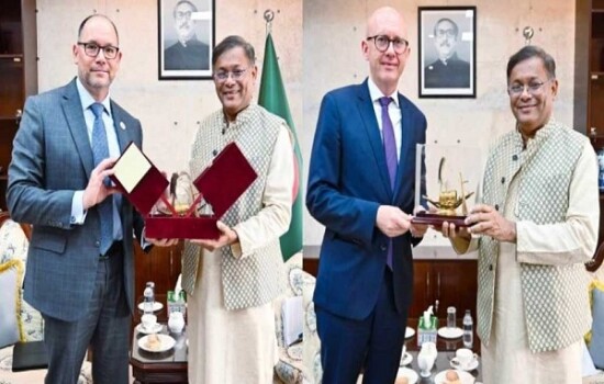 পররাষ্ট্রমন্ত্রীকে নৌকা উপহার দিলেন মার্কিন ও ইইউ রাষ্ট্রদূত