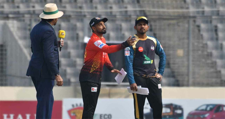 বিপিএলের উদ্বোধনী ম্যাচে টস জিতে ফিল্ডিংয়ে ঢাকা