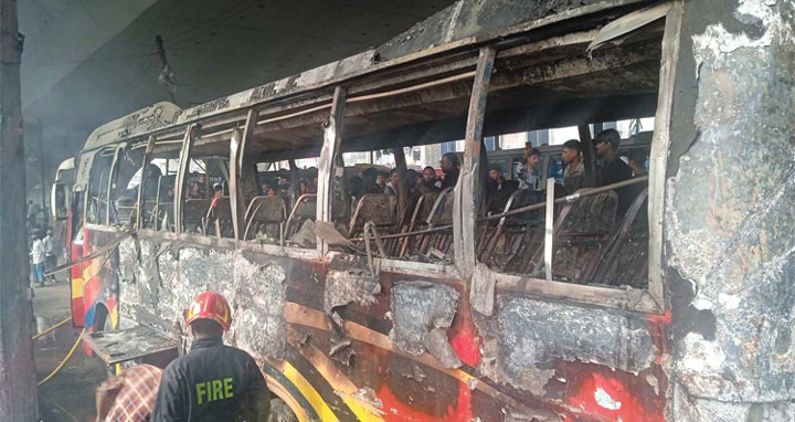 যাত্রাবাড়ীতে বাসে আগুন