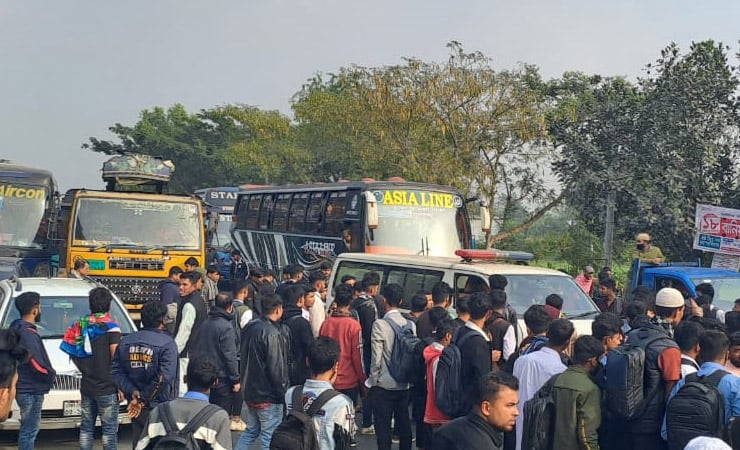 কুমিল্লা-১ আসনের এমপি ইঞ্জিঃ আবদুস সবুরের আশ্বাসে অবরোধ তুলে নিলেন শিক্ষার্থীরা