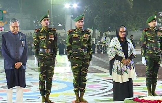 প্রথম প্রহরে শহীদ মিনারে রাষ্ট্রপতি ও প্রধানমন্ত্রীর শ্রদ্ধা