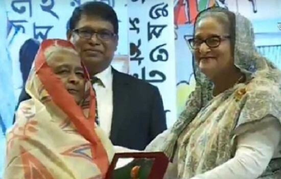 একুশে পদক তুলে দিলেন প্রধানমন্ত্রী