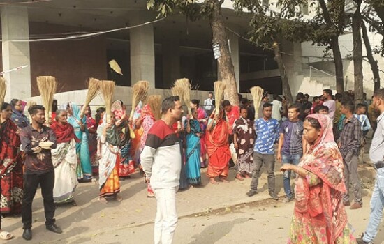 ড. ইউনূসের সংবাদ সম্মেলনের খবরে ঝাড়ু হাতে আ.লীগ নেতাকর্মীরা