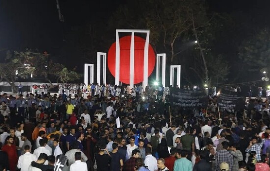 শহীদ মিনারে সর্বস্তরের মানুষের শ্রদ্ধা নিবেদন