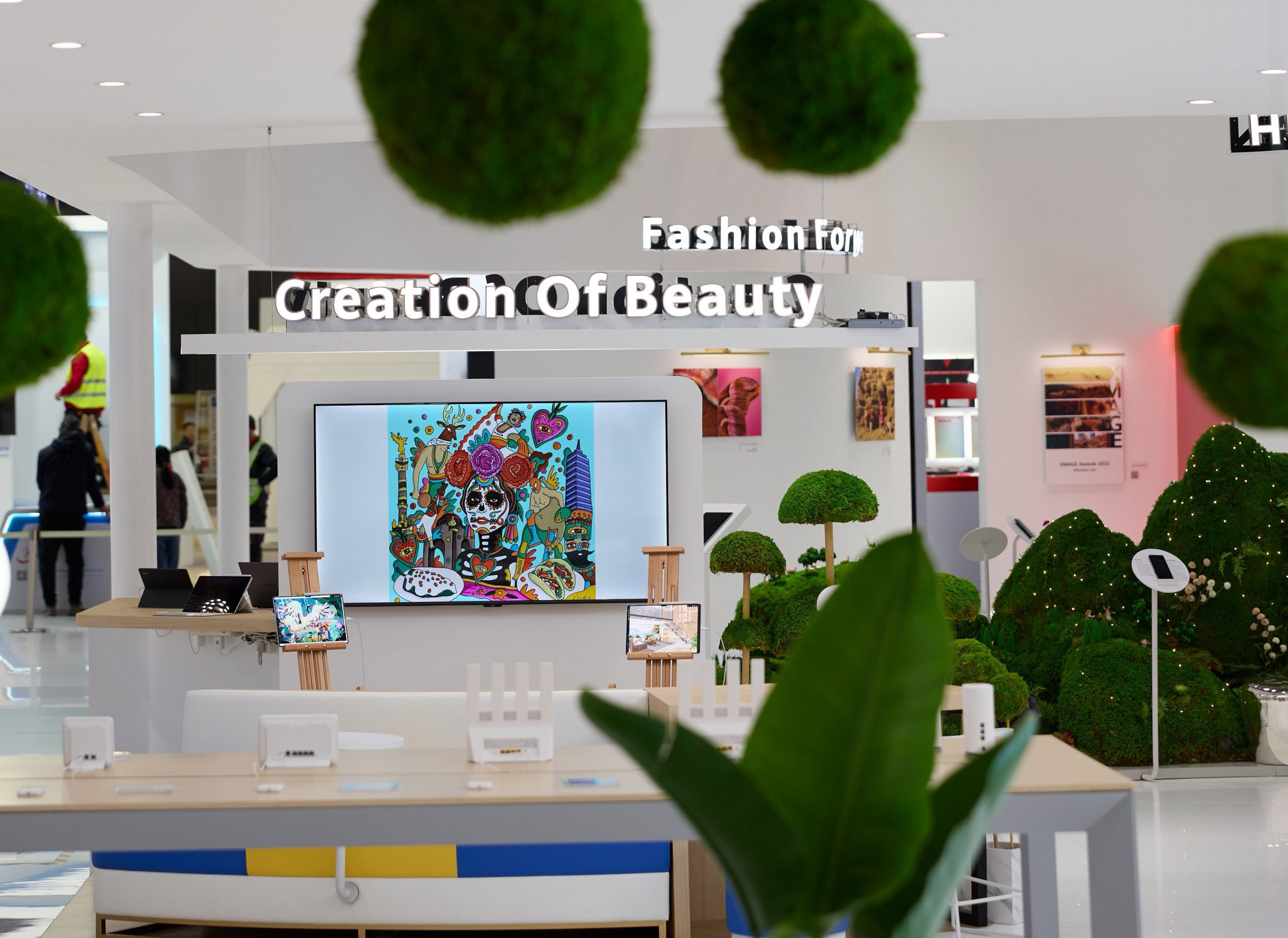 মোবাইল ওয়ার্ল্ড কংগ্রেসে ফ্যাশন ও উন্নত প্রযুক্তির সমন্বয়ে পণ্য তৈরিতে জোর হুয়াওয়ের