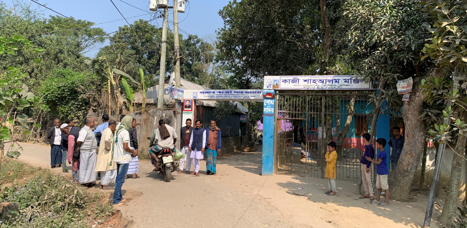 দেবিদ্বারঃ বর্ষায় তলিয়ে যায় বাড়ি ও ফসলী মাঠ’  খালের উপর বাড়ি- মার্কেট- সড়ক নির্মাণ করলেন আওয়ামীলীগ নেতা’’