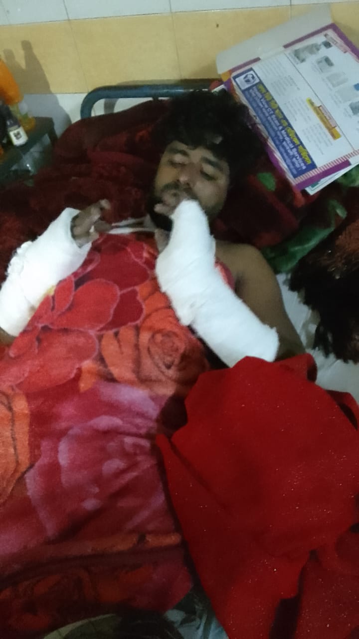 দেবিদ্বারে ঈগলের পক্ষে কাজ করায় যুবকের হাত পা ভেঙ্গে দিলো রাজির কর্মীরা  দেবিদ্বার