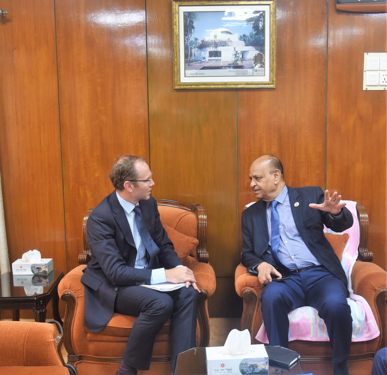 “স্বাস্থ্যমন্ত্রী ডা সামন্ত লাল সেন এর সাথে ব্রিটিশ হাই কমিশনারের সৌজন্য সাক্ষাৎ”