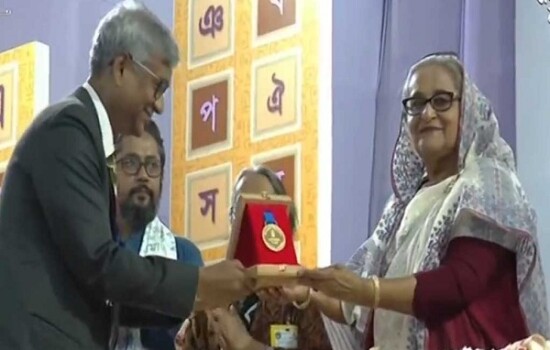 বাংলা একাডেমি সাহিত্য পুরস্কার তুলে দিলেন প্রধানমন্ত্রী