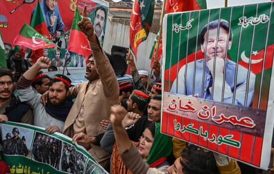 ইমরান সমর্থিত প্রার্থীরা আরও এগিয়ে