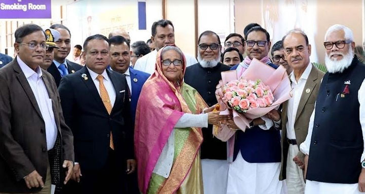 দেশে ফিরলেন প্রধানমন্ত্রী