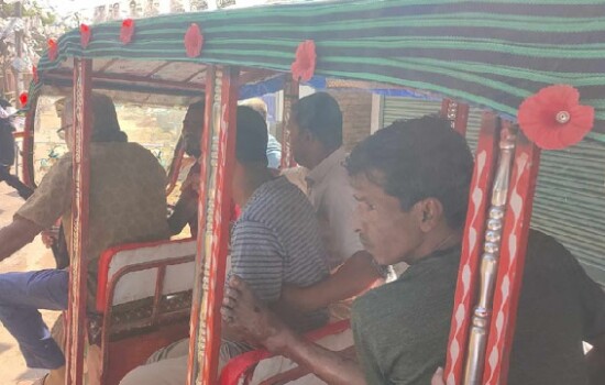 ভোটকেন্দ্রের পাশে পুলিশের সামনেই ছাত্রলীগের গুলি, আহত ২