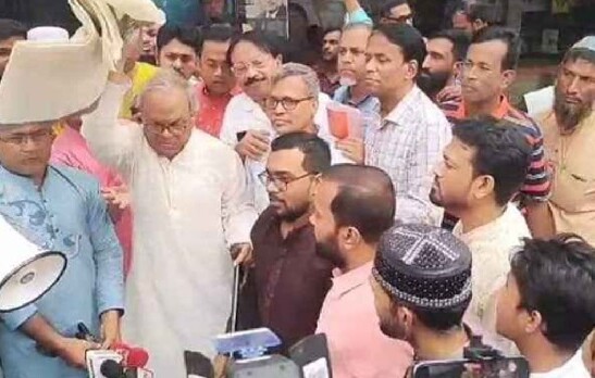 ভারতীয় পণ্য বর্জনে সংহতি প্রকাশ করে গায়ের চাদর ছুঁড়ে ফেললেন রিজভী