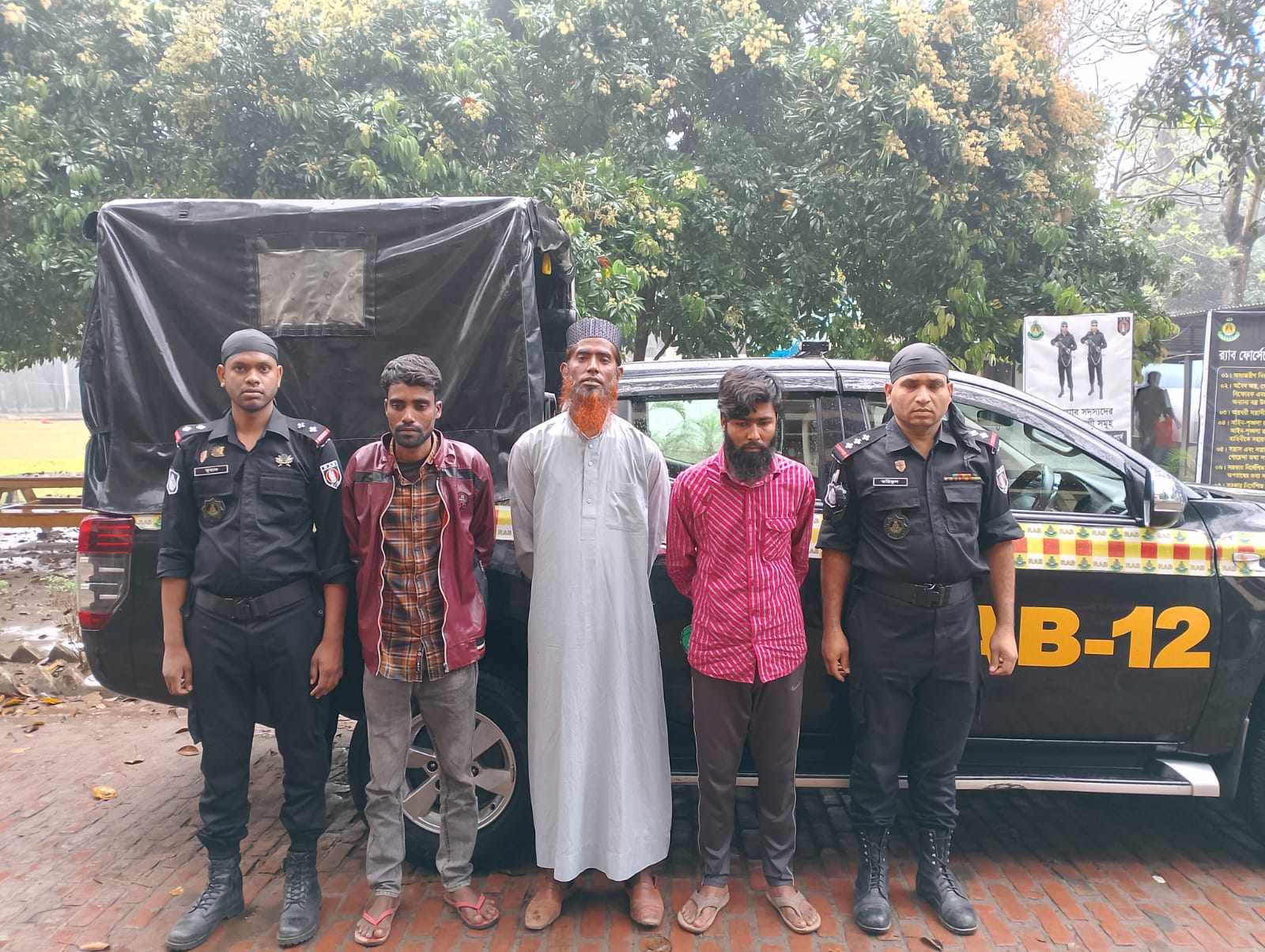 বগুড়ায় মহাসড়কে পণ্যবাহী ট্রাক থামিয়ে চাঁদা উত্তোলন, গ্রেফতার ৩