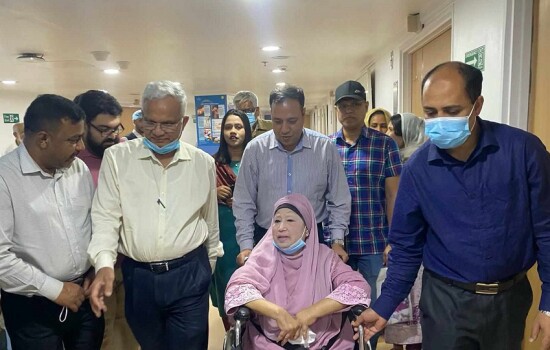 খালেদা জিয়াকে নেয়া হচ্ছে হাসপাতালে