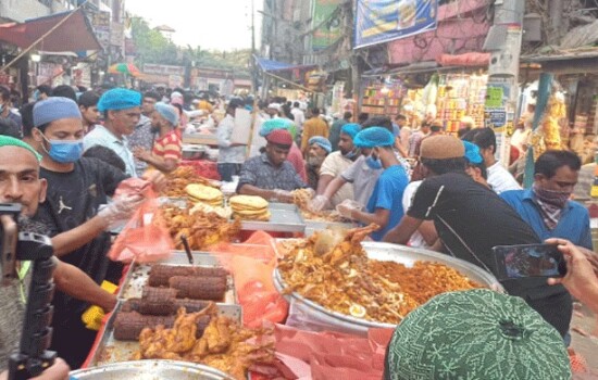 ছুটির দিনে জমজমাট চকবাজারের ঐতিহ্যবাহী ইফতার বাজার