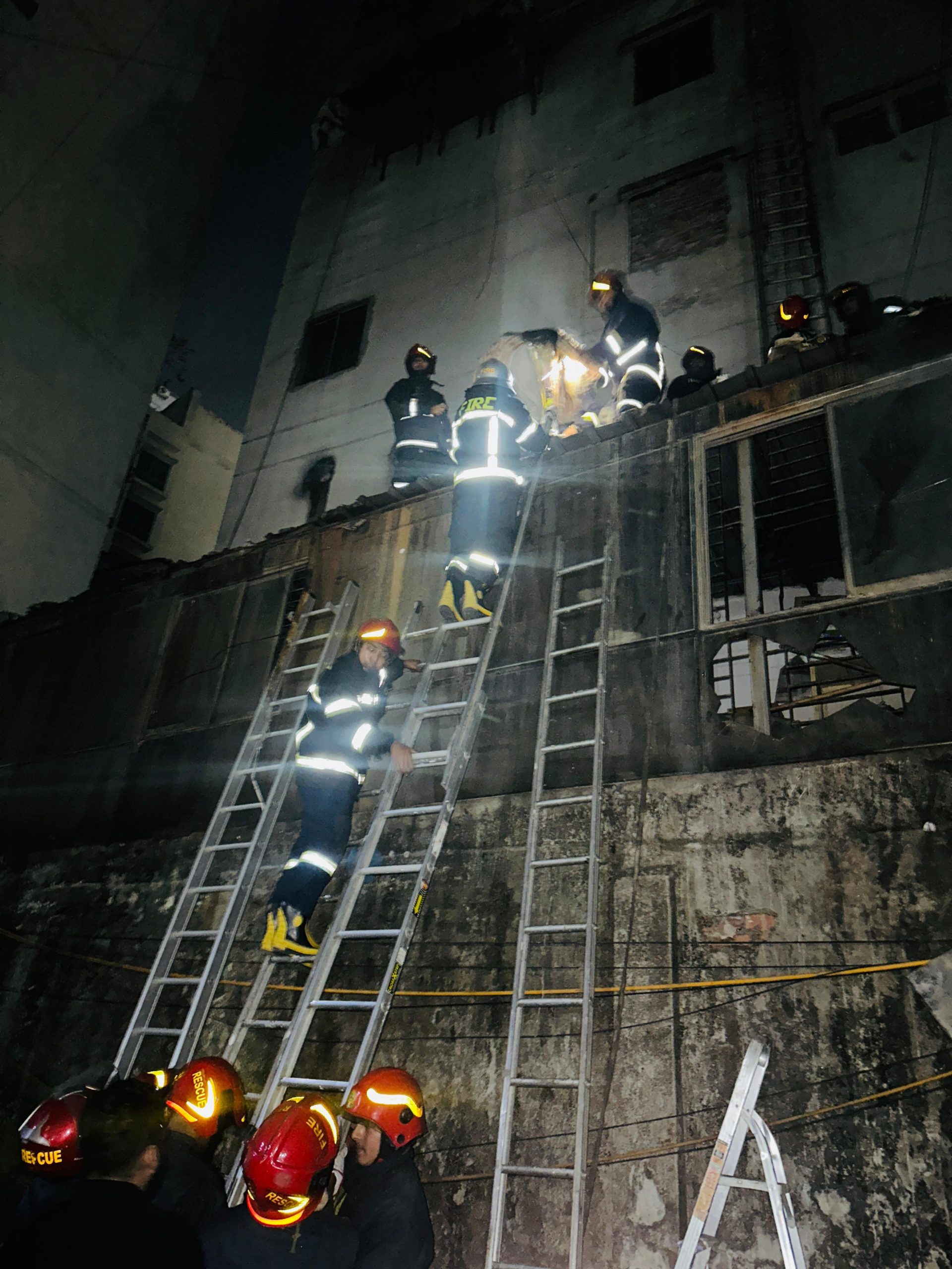 আগুন থেকে ৩ সন্তানকে বের করে পুড়ে মরলেন মা