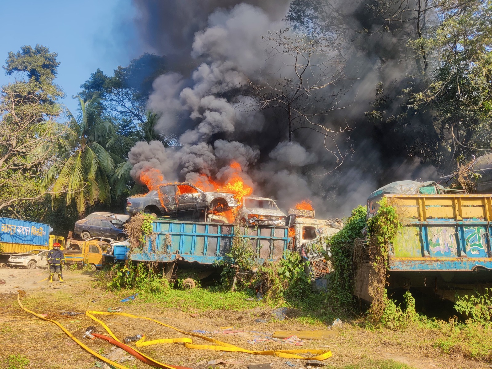 রাজধানীর শাহবাগ থানার পেছনে জব্দ করা গাড়ির গ্যারেজে আগুন