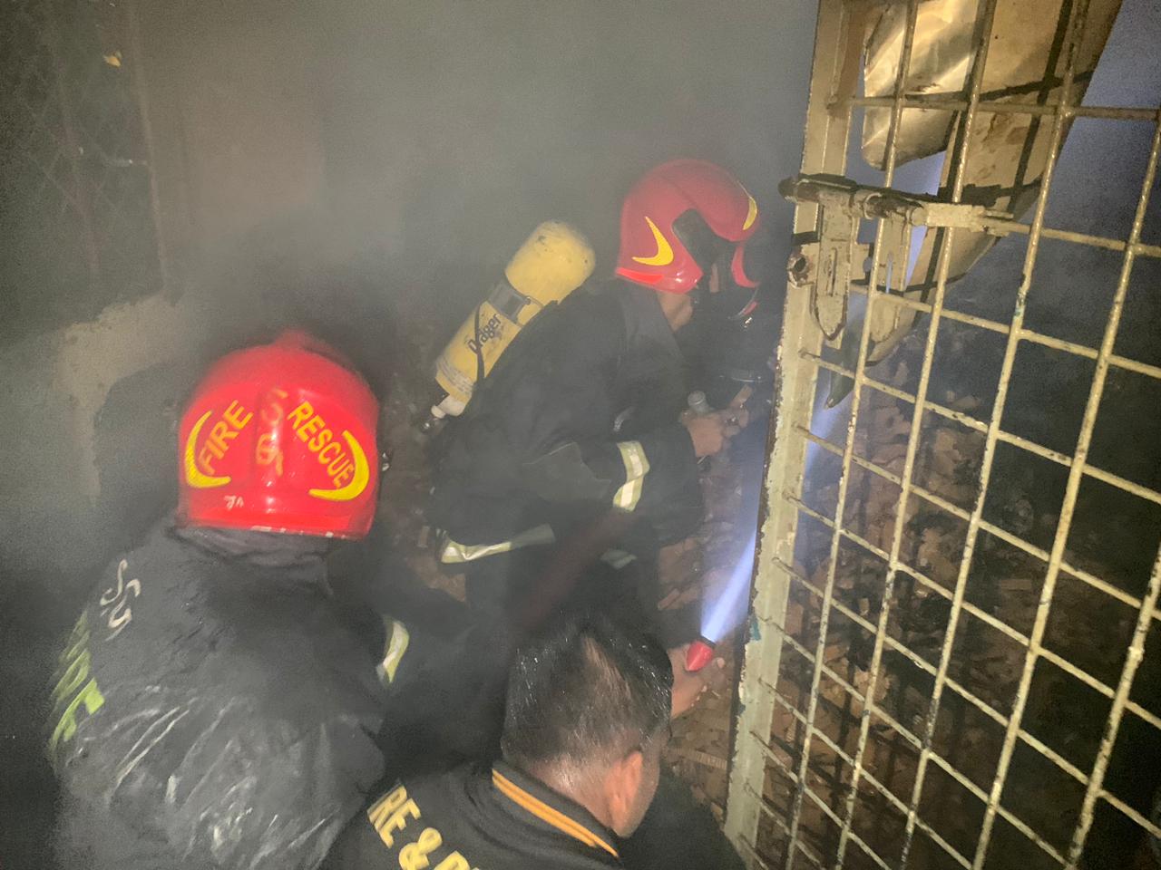 পুরান ঢাকায় প্রিন্টিং প্রেসে আগুন, নিয়ন্ত্রণে ছয় ইউনিট