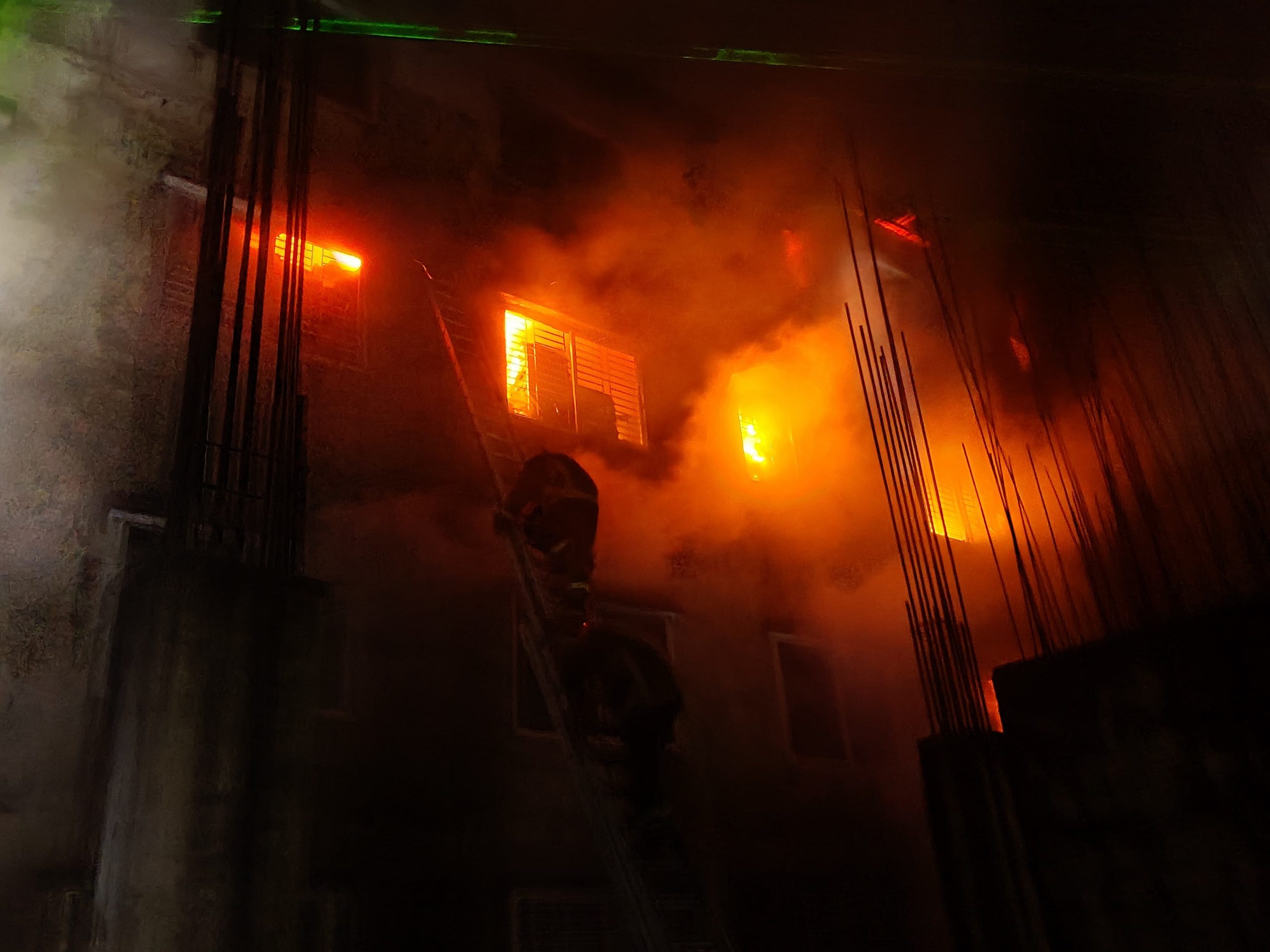 ডেমরা ভাঙ্গা প্রেস এলাকায় একটি কাপড়ের গোডাউনে অগ্নিকাণ্ড