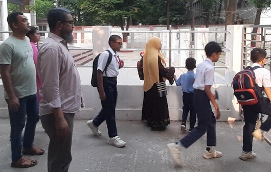 বাচ্চাদের সতর্ক করে স্কুল গেটে পৌঁছে দিচ্ছেন অভিভাবকরা