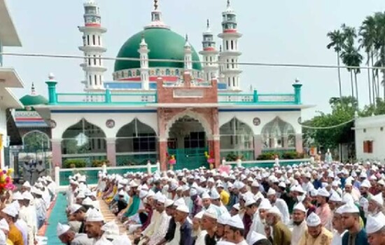 সৌদির সঙ্গে মিল রেখে দেশের বিভিন্ন স্থানে উদযাপিত হচ্ছে ঈদুল ফিতর